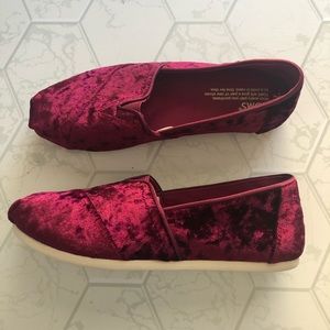 Toms Cherry Velvet Slip-On Women’s Flat - Size 7 - EUC